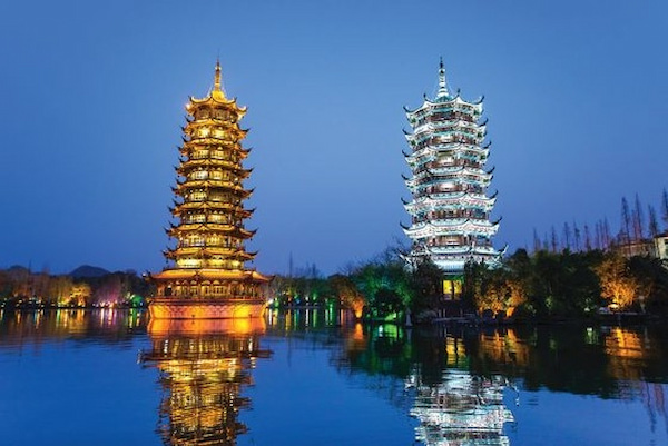 tháp nhật nguyệt